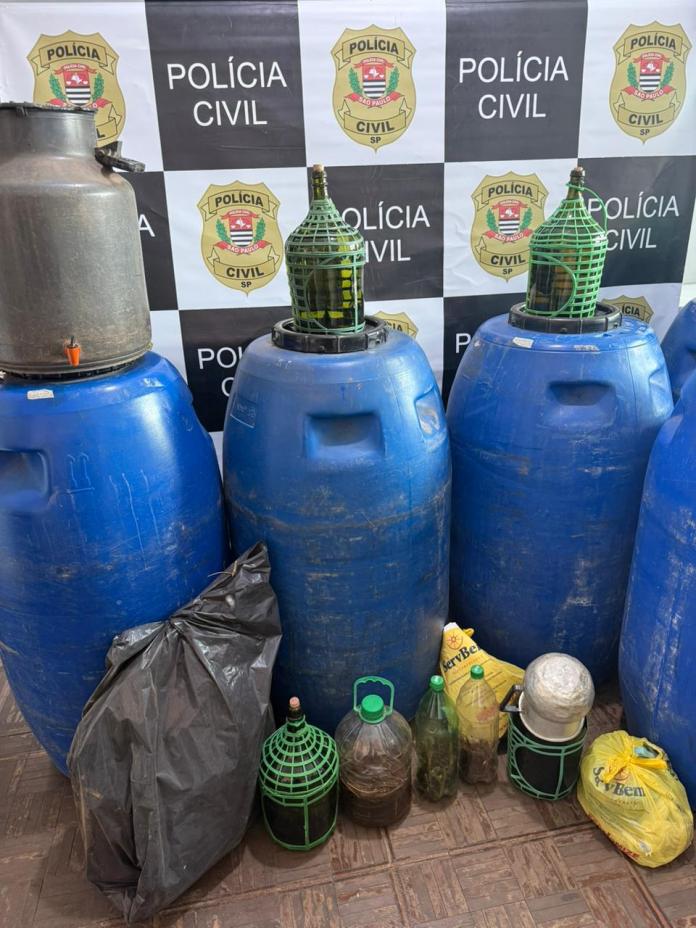Polícia Civil apreende 750 litros de bebida alcoólica clandestina Polícia Civil apreende 750 litros de bebida alcoólica clandestina