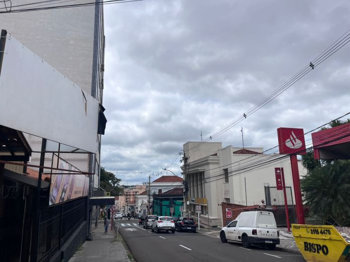 Temperaturas sobem e pode chover forte em São Carlos