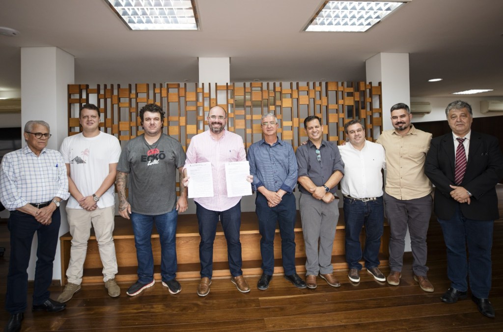 Netto assina ordens de serviço para a construação de duas Unidades de Saúde da Família