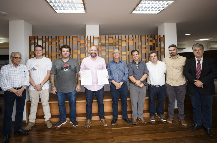 Netto assina ordens de serviço para a construação de duas Unidades de Saúde da Família