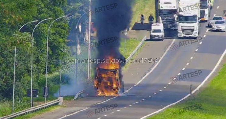 Caminhão destruído por incêndio