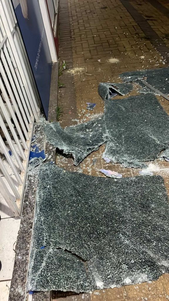 Pedras destruíram vidraça