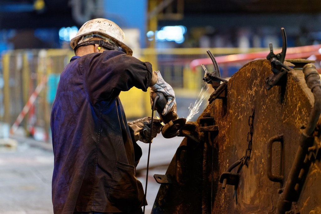 Em seu parecer, o relator na CCJ argumentou que a jornada de 6x1 está associada ao aumento dos riscos de acidentes em razão do cansaço, por diminuir a qualidade do trabalho e por causar danos a saúde, prejudicando o bem-estar do trabalhador.
