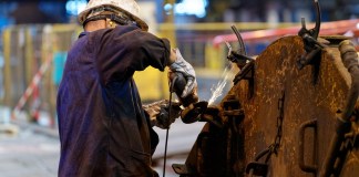 Em seu parecer, o relator na CCJ argumentou que a jornada de 6x1 está associada ao aumento dos riscos de acidentes em razão do cansaço, por diminuir a qualidade do trabalho e por causar danos a saúde, prejudicando o bem-estar do trabalhador.