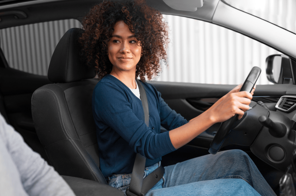 Com a atualização, o processo de formação passa a permanecer ativo por tempo indeterminado, sendo encerrado apenas nas hipóteses previstas em norma, como a expedição da CNH, solicitação do próprio candidato, inaptidão comprovada em avaliações ou vencimento.