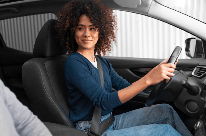 Com a atualização, o processo de formação passa a permanecer ativo por tempo indeterminado, sendo encerrado apenas nas hipóteses previstas em norma, como a expedição da CNH, solicitação do próprio candidato, inaptidão comprovada em avaliações ou vencimento.