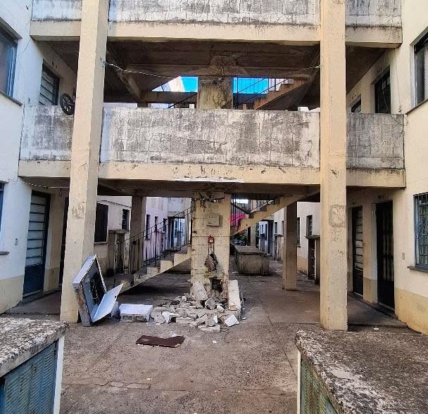 Morador demonstra preocupação com estrutura de prédio do CDHU