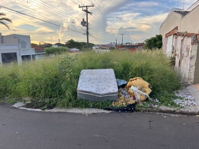Terreno tem até colchão Terreno tem até colchão