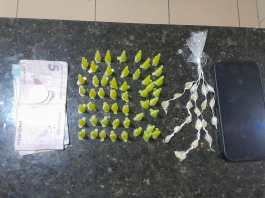 Polícia Militar apreende drogas e celular durante abordagem a menor