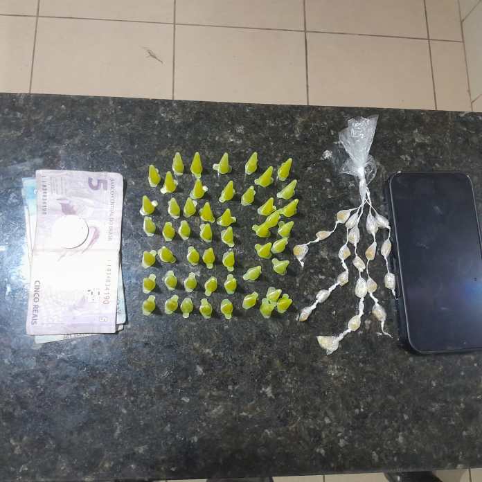 Polícia Militar apreende drogas e celular durante abordagem a menor Polícia Militar apreende drogas e celular durante abordagem a menor