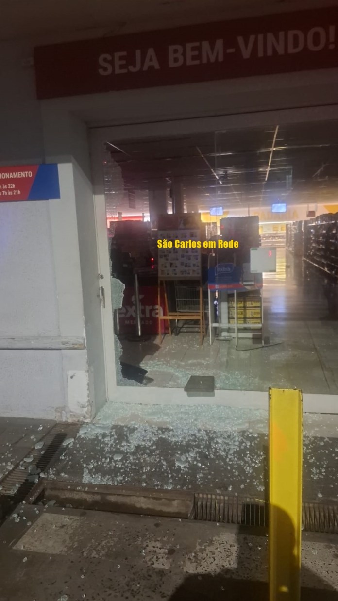 Ladrão arromba vidraça de supermercado no Centro de São Carlos e foge após furto Ladrão arromba vidraça de supermercado no Centro de São Carlos e foge após furto
