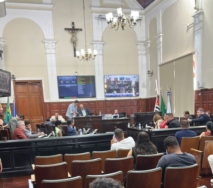 Aprovado projeto para limpeza urbana e tapa-buracos Aprovado projeto para limpeza urbana e tapa-buracos