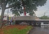 Guindaste tenta estabilizar carreta na Bruno Ruggiero; motorista precisa ter cautela na região
