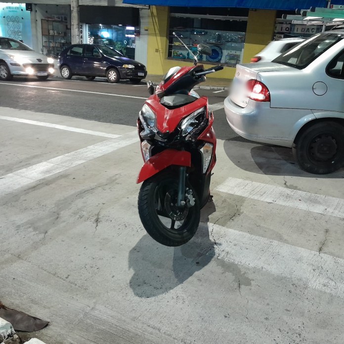 Motociclista sofre acidente na avenida São Carlos Motociclista sofre acidente na avenida São Carlos