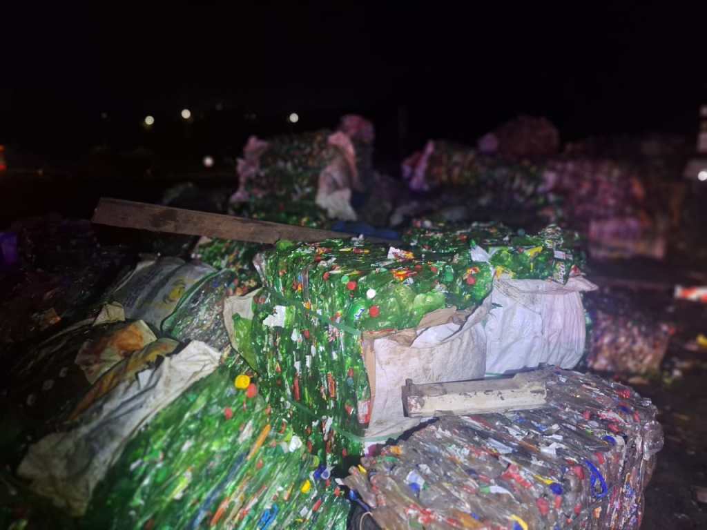 Caminhão derramou carga de recicláveis