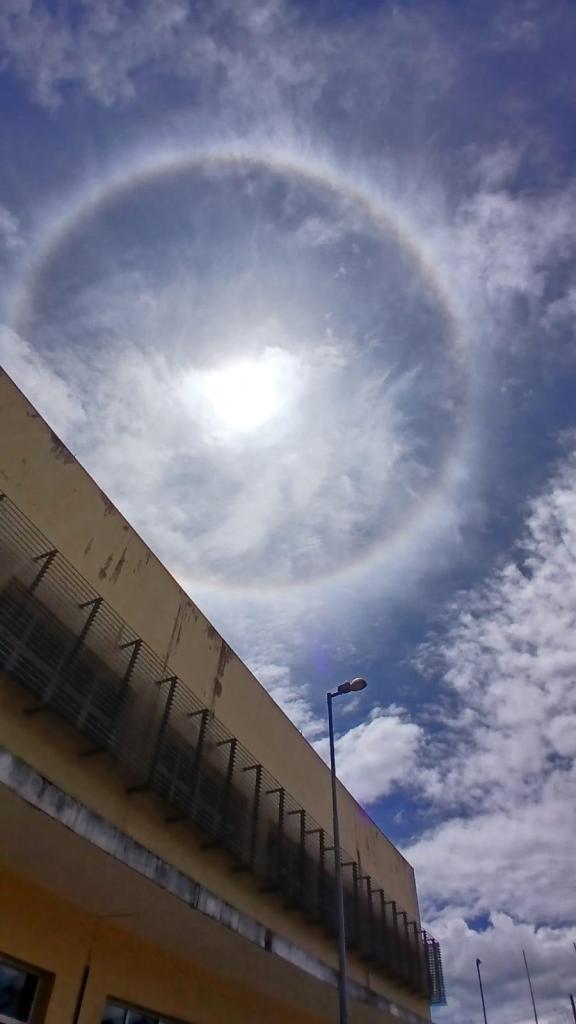 Embora muitas pessoas associem o halo solar a presságios ou crenças populares, a ciência explica o fenômeno de forma clara: é apenas o resultado da interação entre a luz solar e partículas de gelo suspensas na atmosfera.