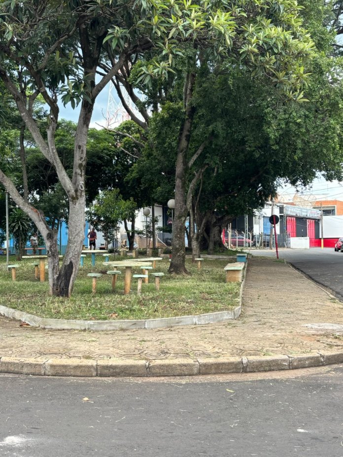 Moradores limpam praça da Vila Alpes Moradores limpam praça da Vila Alpes