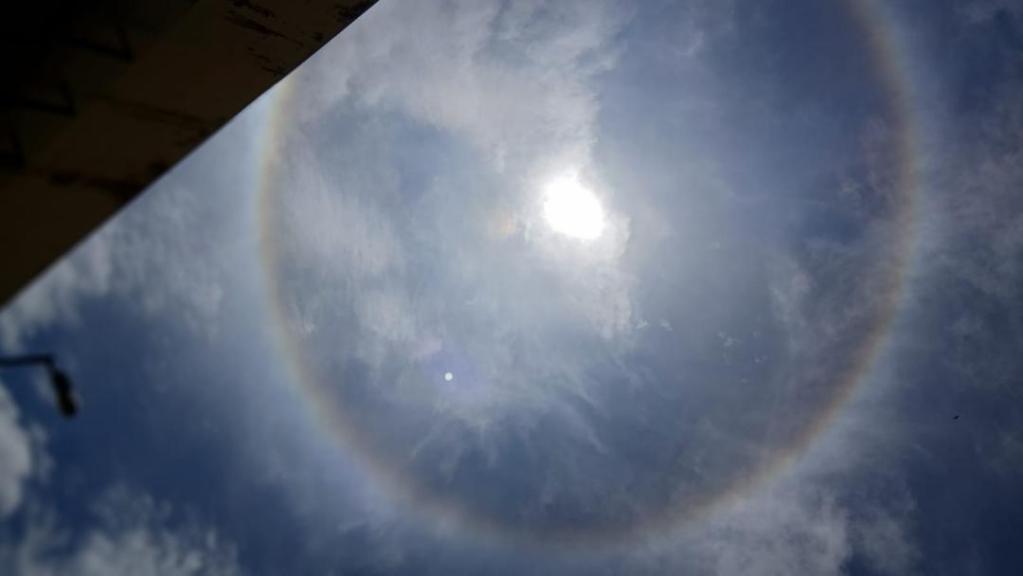 Embora muitas pessoas associem o halo solar a presságios ou crenças populares, a ciência explica o fenômeno de forma clara: é apenas o resultado da interação entre a luz solar e partículas de gelo suspensas na atmosfera.