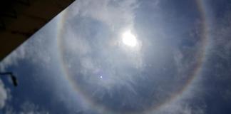 Embora muitas pessoas associem o halo solar a presságios ou crenças populares, a ciência explica o fenômeno de forma clara: é apenas o resultado da interação entre a luz solar e partículas de gelo suspensas na atmosfera.