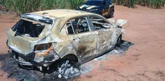 Veículo foi destruído por incêndio