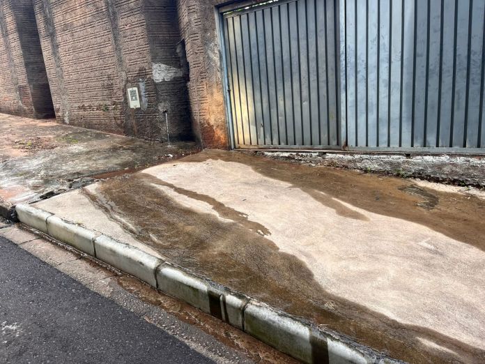 Desperdício: hidrante jorra água potável há dias no Jardim Ricetti