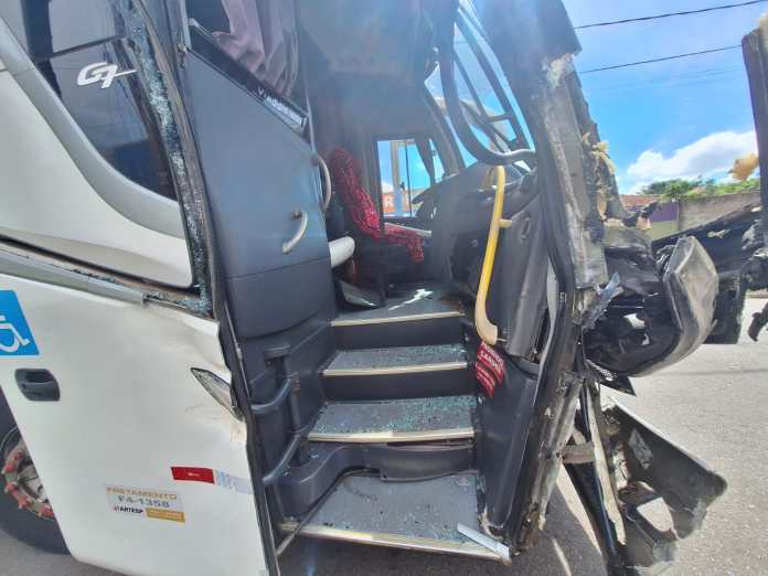 Ônibus foi atingido por trem Ônibus foi atingido por trem
