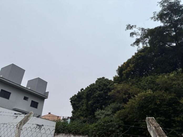 Dia começou com céu cinza Dia começou com céu cinza