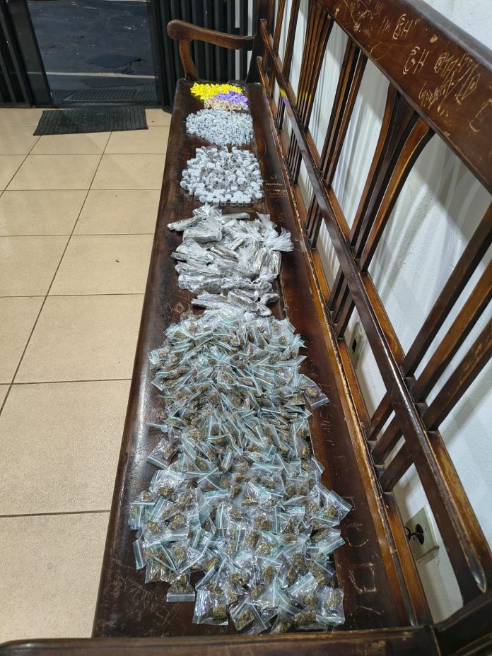 Drogas são apreendidas pela Força Tática; homem tentou fugir e se machucou Drogas são apreendidas pela Força Tática; homem tentou fugir e se machucou