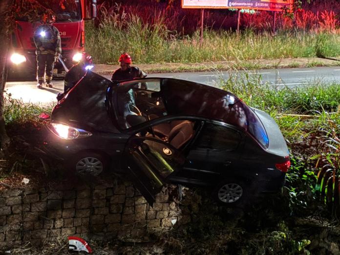 Carro pendurado no Gregório Carro pendurado no Gregório