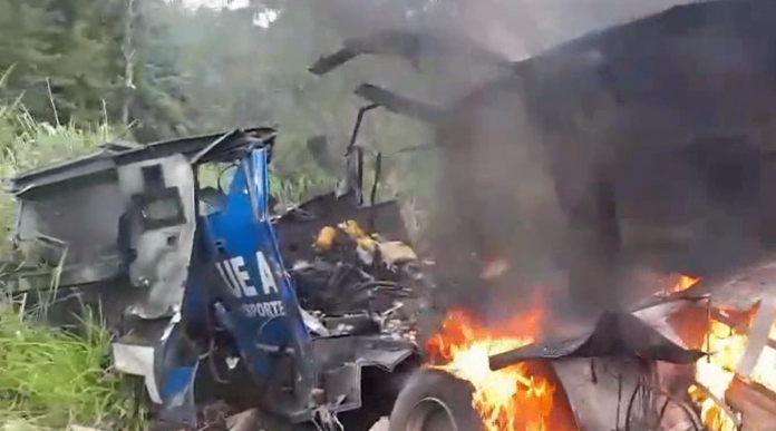 Bandidos explodem e atacam carro-forte Bandidos explodem e atacam carro-forte