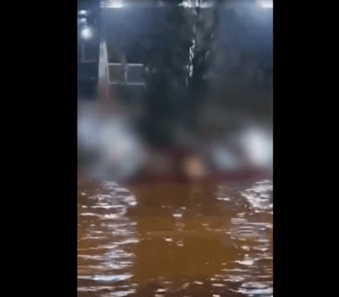 Temporal deixa homem ilhado dentro de carro Temporal deixa homem ilhado dentro de carro