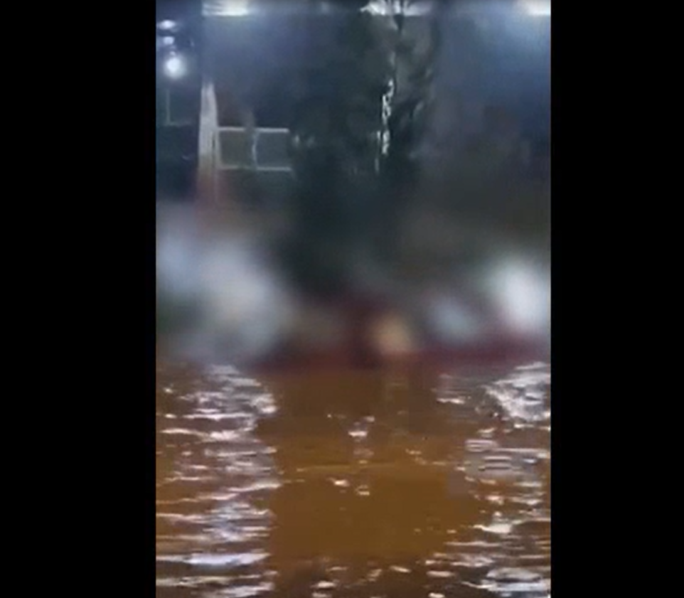 Temporal deixa homem ilhado dentro de carro