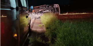 Caminhão tombou na SP 215