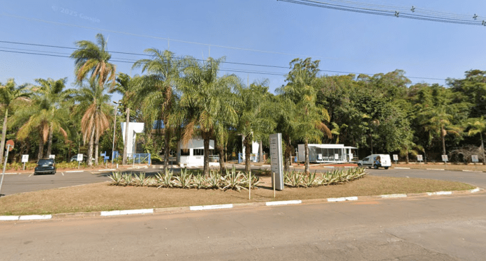 O Ministério da Ciência, Tecnologia e Inovação, por meio do Centro Nacional de Pesquisa em Energia e Materiais (CNPEM) de Campinas (SP), está desenvolvendo um acelerador de prótons nacional