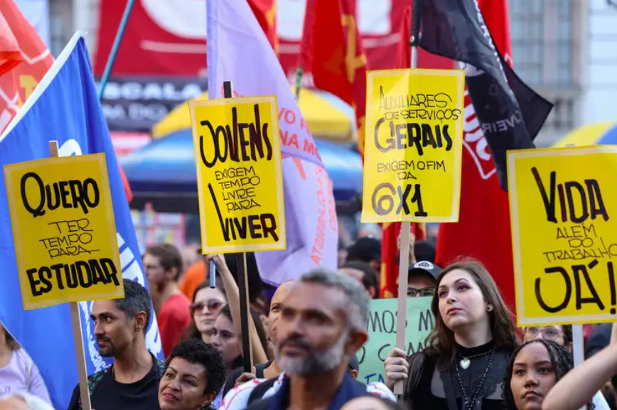 Ato do Dia do Trabalhador pede o fim da escala 6x1 e melhores condições de trabalho e renda, na Cinelândia, no centro da capital fluminense. Foto: Tomaz Silva/Agência Brasil