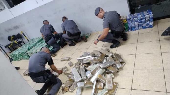 Trio é preso com mais de 1 tonelada de drogas em chácara no interior de São Paulo Trio é preso com mais de 1 tonelada de drogas em chácara no interior de São Paulo