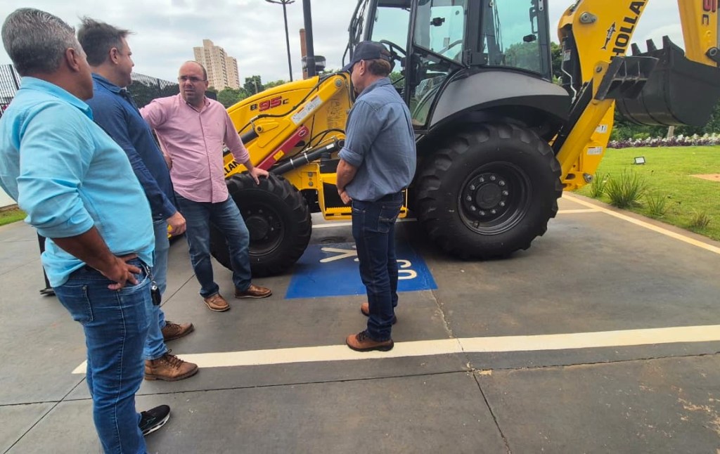  São Carlos recebeu uma retroescavadeira 