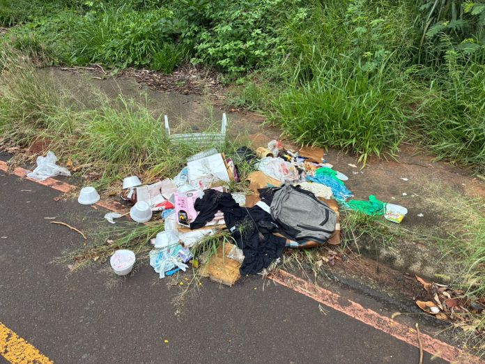 Morador de rua rasga saco de lixo e 