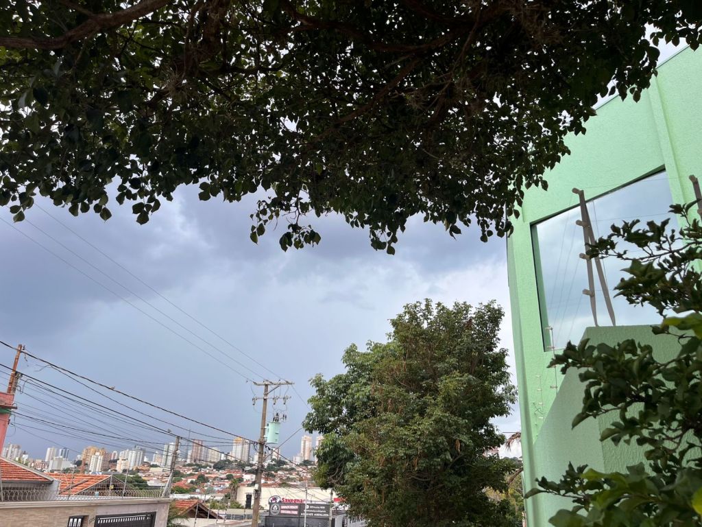 Defesa Civil alerta para avanço de chuva com raios e ventos na região de São Carlos