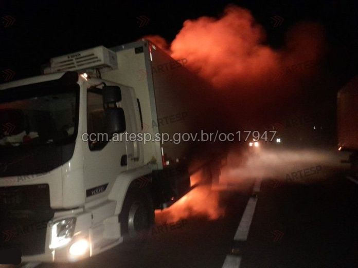 Caminhão foi destruído por incêndio