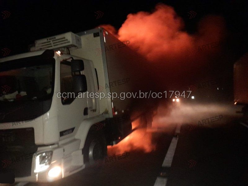 Caminhão foi destruído por incêndio