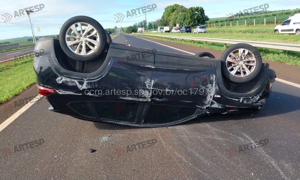 Carro capota na SP 255