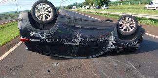 Carro capota na SP 255