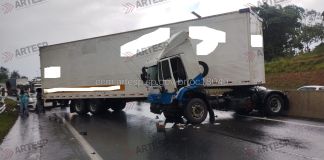 Carreta ficou atravessada na pista