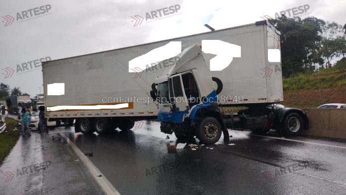 Carreta ficou atravessada na pista