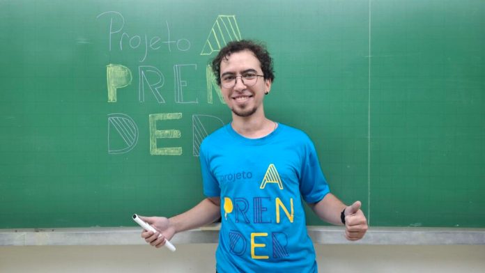 “Nosso objetivo é desmistificar o que é uma universidade pública. Mostrar para quem estuda no ensino médio, em uma escola estadual, que é um direito estar aqui dentro e utilizar esses recursos. Esse é o nosso lugar também”, conta João.(crédito da imagem: Denise Casatti)