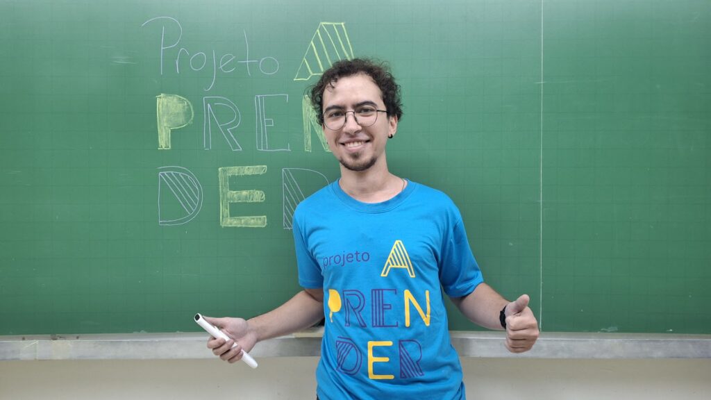 “Nosso objetivo é desmistificar o que é uma universidade pública. Mostrar para quem estuda no ensino médio, em uma escola estadual, que é um direito estar aqui dentro e utilizar esses recursos. Esse é o nosso lugar também”, conta João.(crédito da imagem: Denise Casatti)