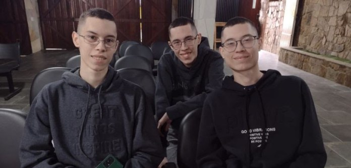 Trigêmeos tiram título juntos em São Paulo e se preparam para a primeira eleição em 2026 Trigêmeos tiram título juntos em São Paulo e se preparam para a primeira eleição em 2026