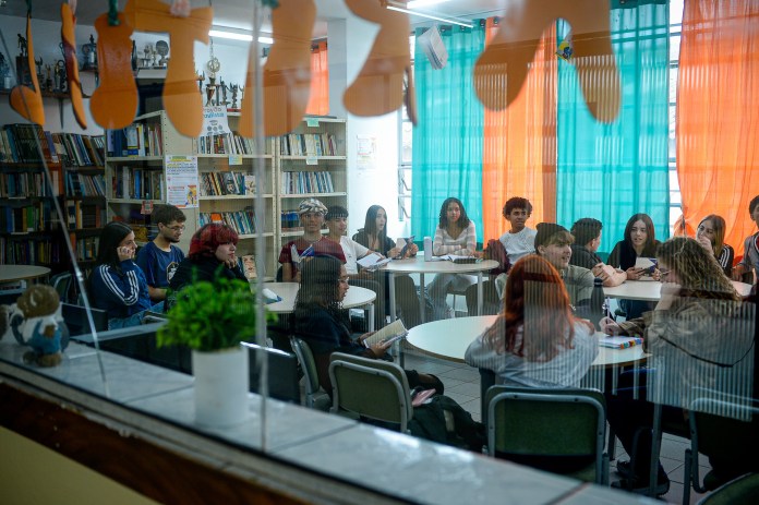 Foto: Marco Ankosqui A rede estadual de São Paulo dá início ao novo ano letivo mais próxima de alcançar a meta de 90% dos estudantes do 2º ano do Ensino Fundamental alfabetizados aos sete anos de idade.