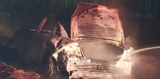 Carro é destruído por incêndio na Vila Izabel durante a madrugada